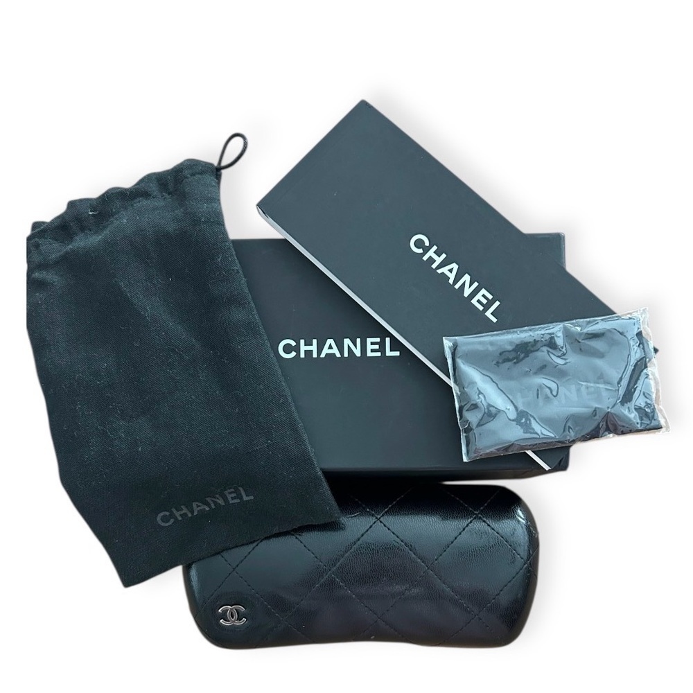 CHANEL Elegant Black and gold trim Sunglasses with accessories FLAWLESS - Picture 4 of 16